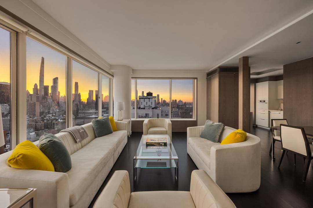 Set high above one of New York City's most convenient and world class locations, this impeccably renovated condominium offers sweeping, unobstructed views to the south, west, and east.