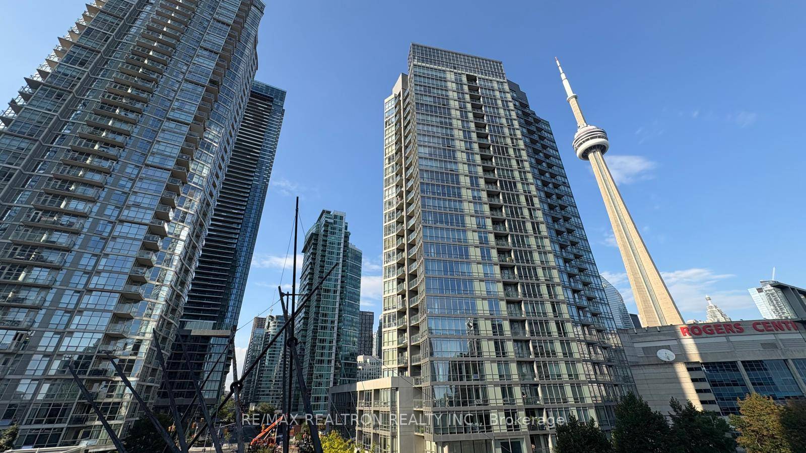 Occupying a premier position along Toronto's vibrant waterfront, this 2, 218 square foot penthouse is the epitome of luxurious urban living.