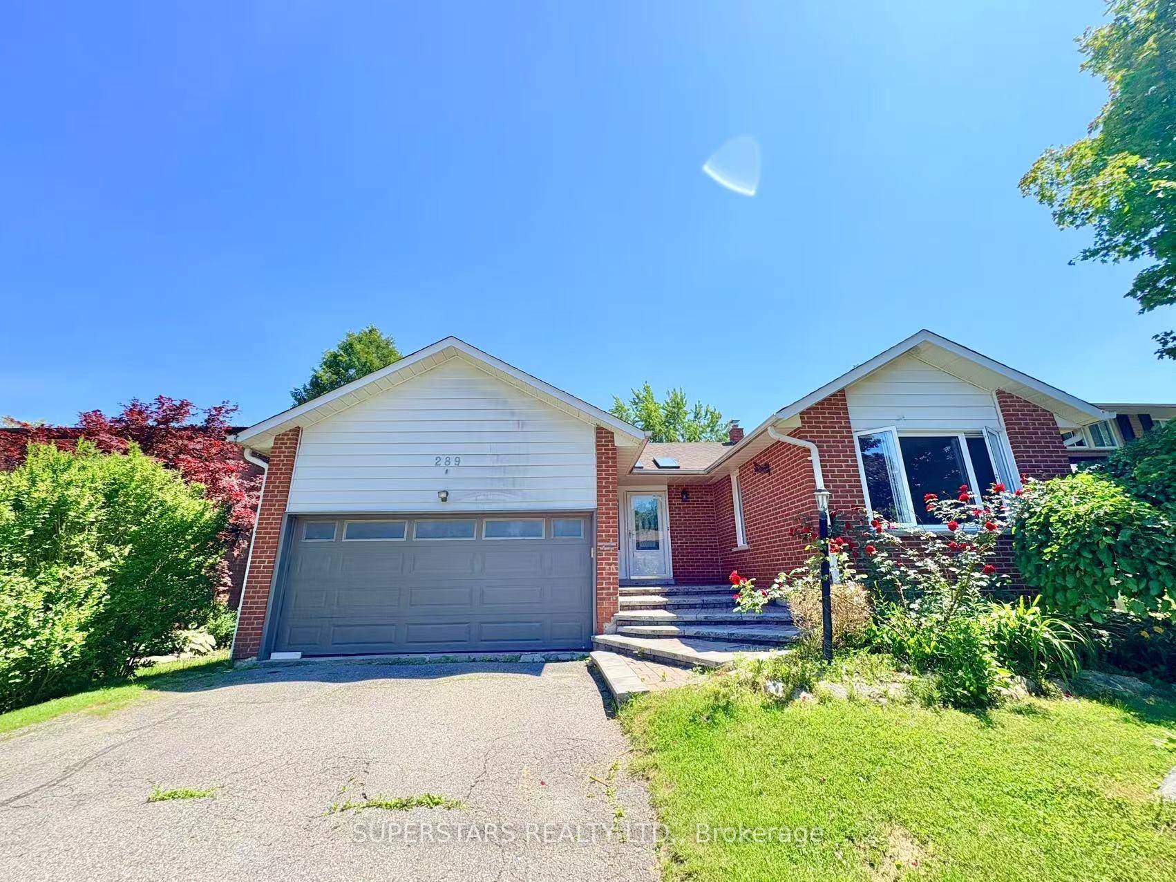 Charming 3 Bedroom Back Split in a Quiet, Family Friendly Neighbourhood !