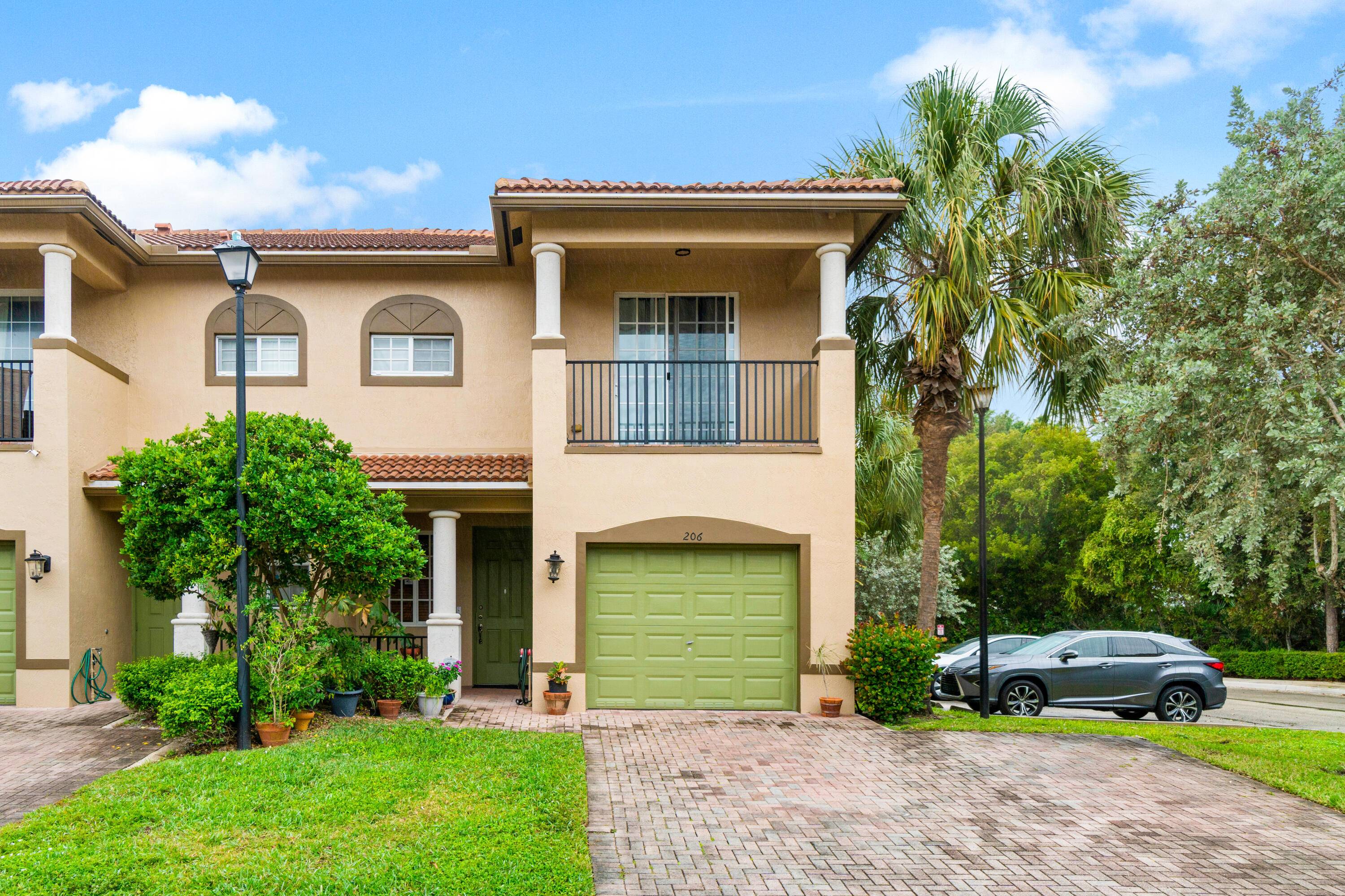 This spacious and bright corner townhouse in the highly desirable Pine Key Reserve !