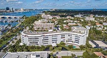 Everyone loves this In Town location, walking to the boat docks, clubs, restaurants and shopping.