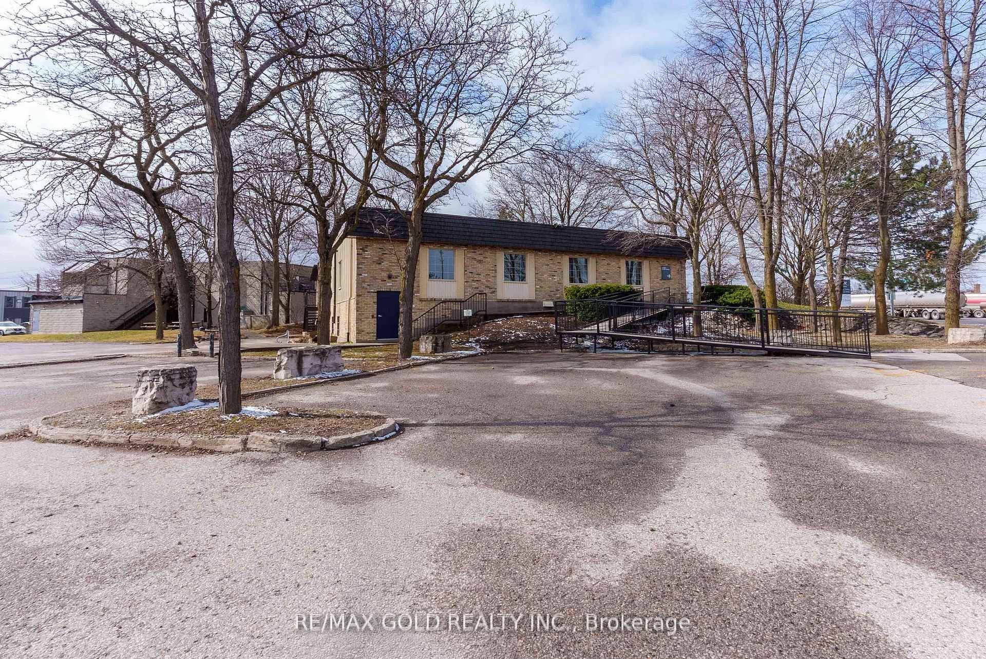 Welcome to 2109 Oxford Street East in London, Ontario.