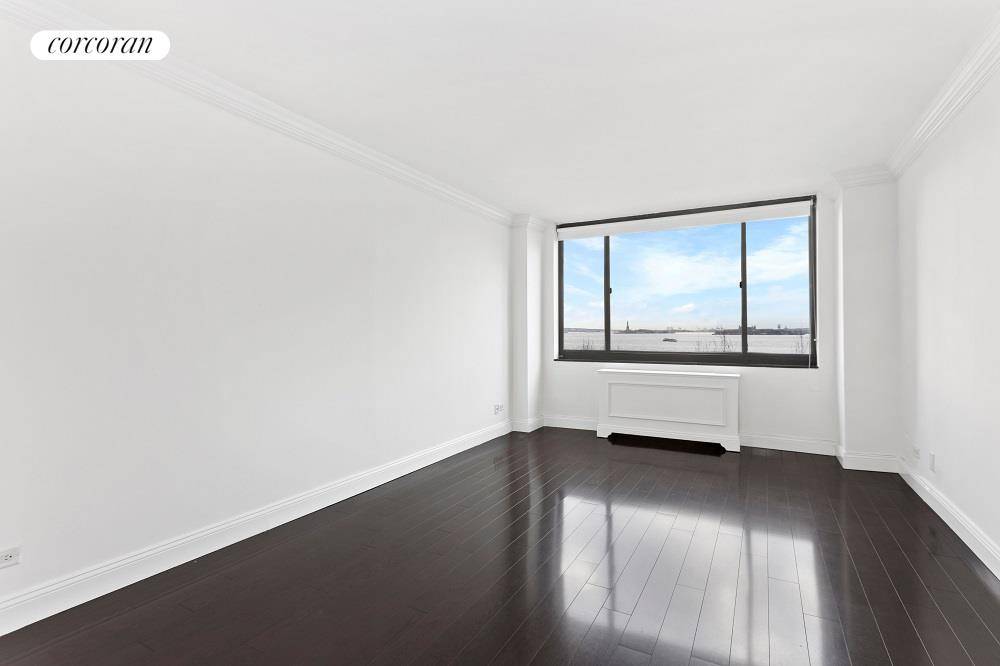 Luxury Living in Battery Park City This renovated south facing 1BR 1BA residence features a generously proportioned living space with a balcony and direct river and statue of liberty views.