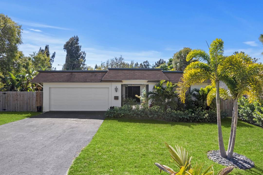 ABSOLUTELY GORGEOUS SINGLE FAMILY HOME PRESTIGIOUS EAST BOCA RATON LOCATION SEASONAL OR ANNUAL FUNISHED amp ; TURNKEY Bright Open Floor Plan LED Custom amp ; Recessed Lighting Eat In Kitchen ...