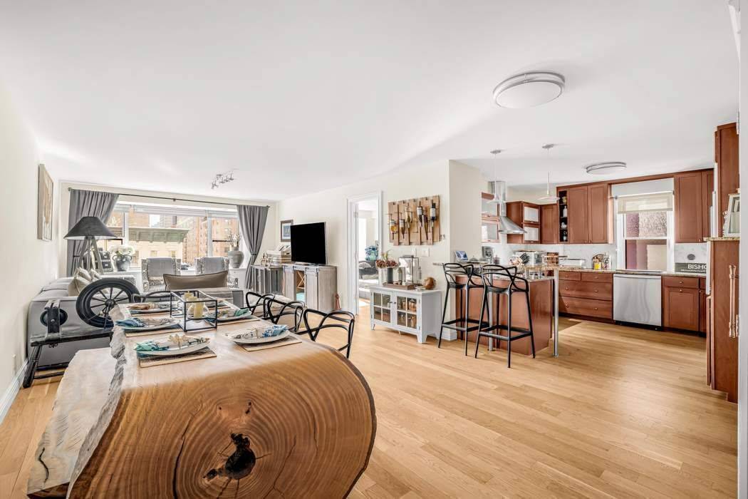 Unit 6L at 340 East 64th street is an immaculate, renovated 3BR 3BTH spanning 1, 654 Square feet in what is arguably the best 3BR line in the St.