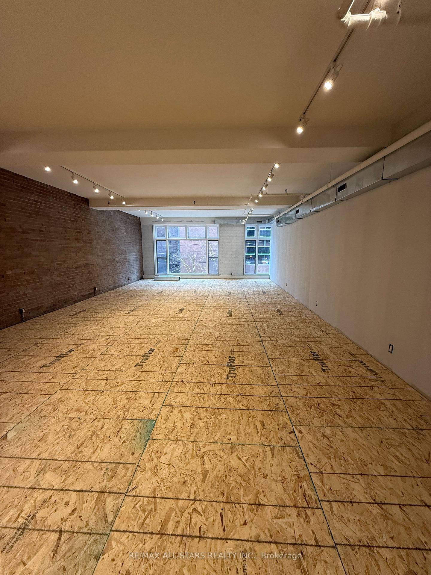 For Lease Prime Retail 14 McCaul St, Unit 103 Queen St W amp ; University Ave Downtown TorontoApprox.