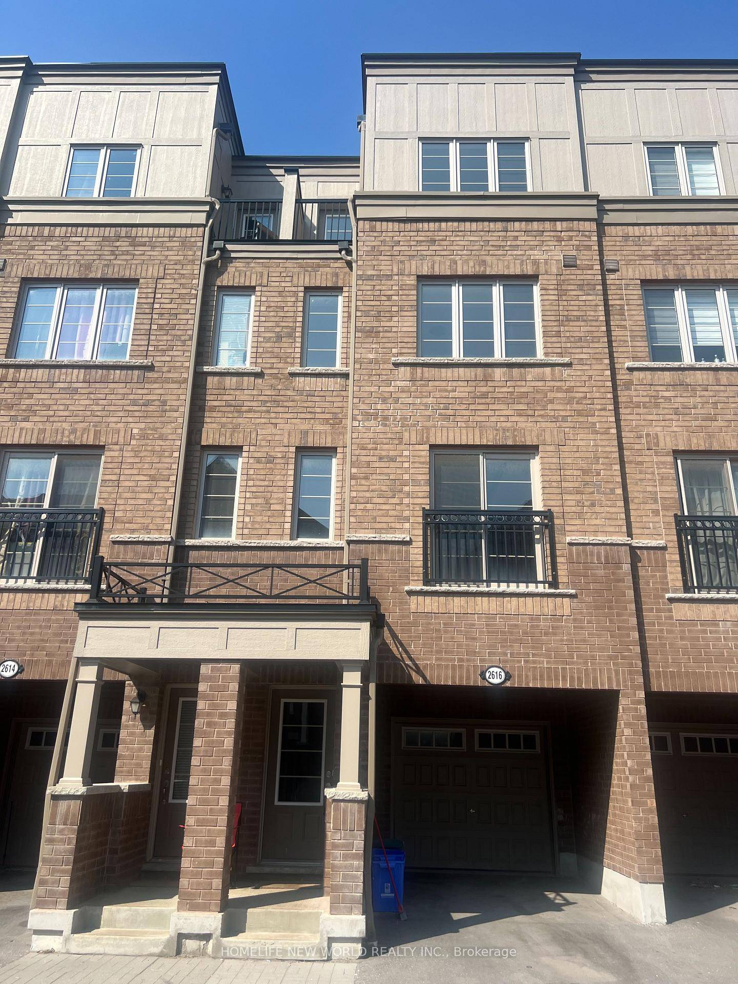 Welcome to this beautifully kept 3 bedroom townhouse in one of Oshawas most exciting and convenient areas.