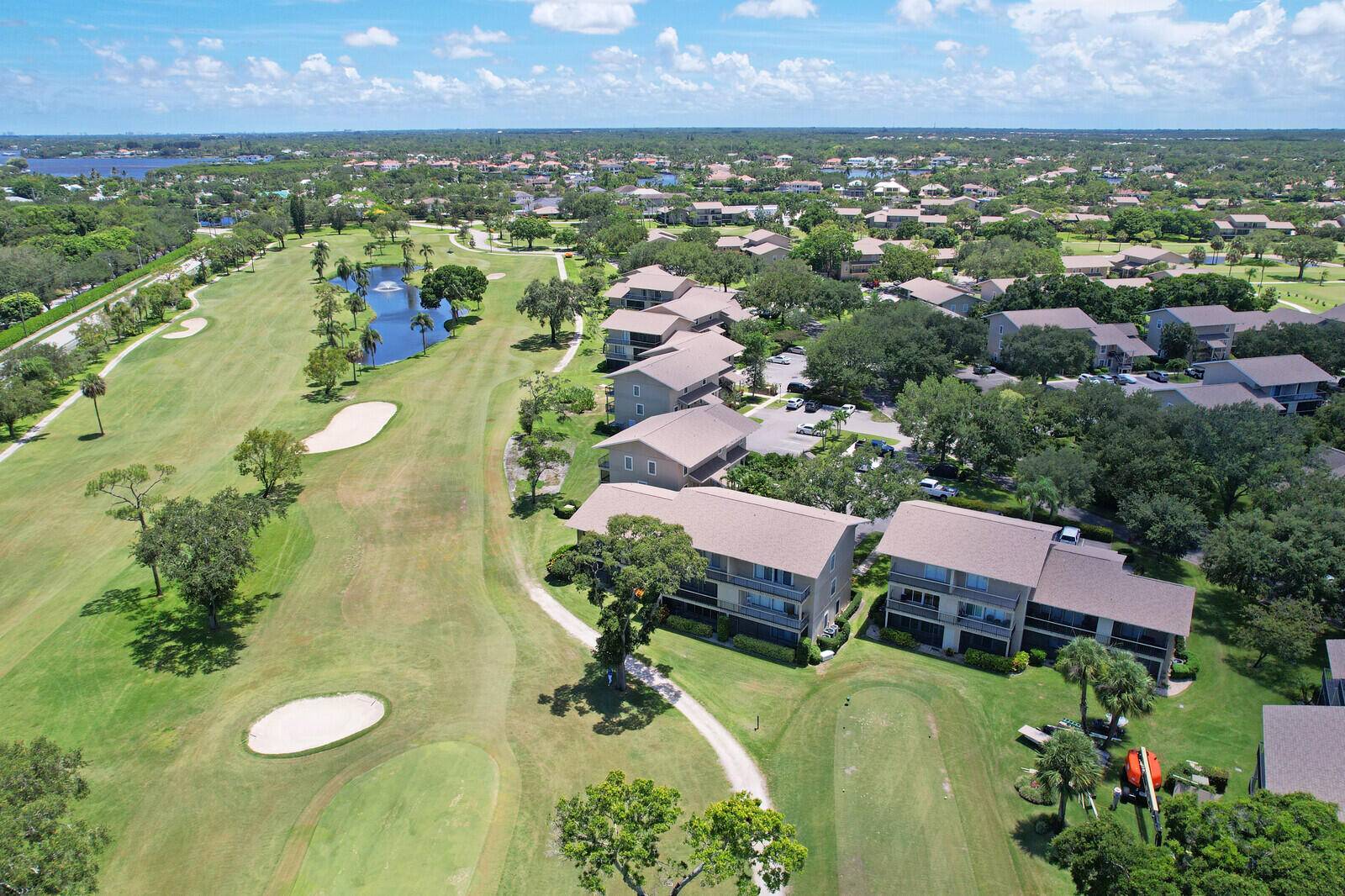 3BR 2. 5BA end unit townhome in Tequesta's hidden gem Riverbend Country Club !