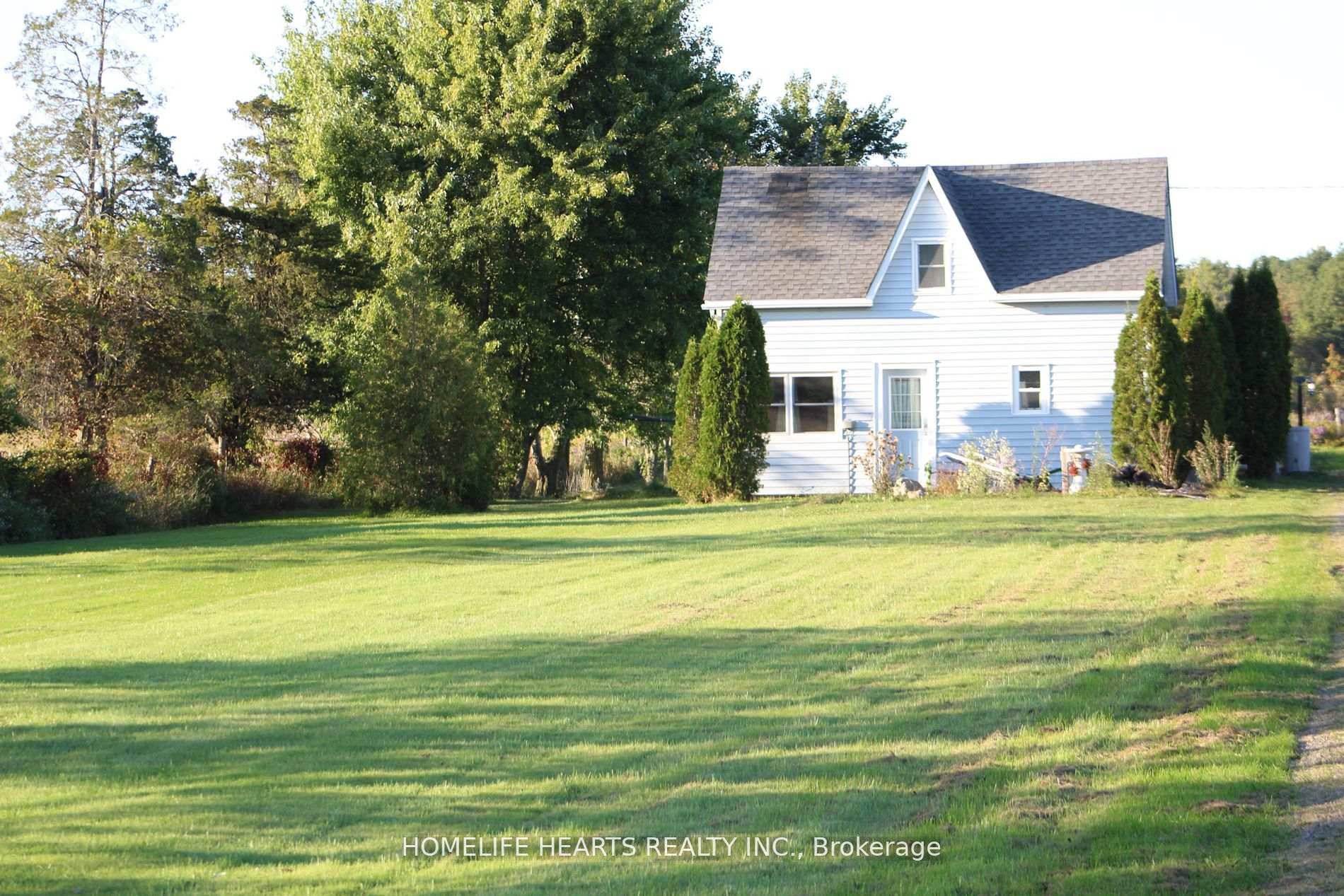 Beautiful, Renovated 2 Bed 1 Den Office With Door In A 26 Acre Land.