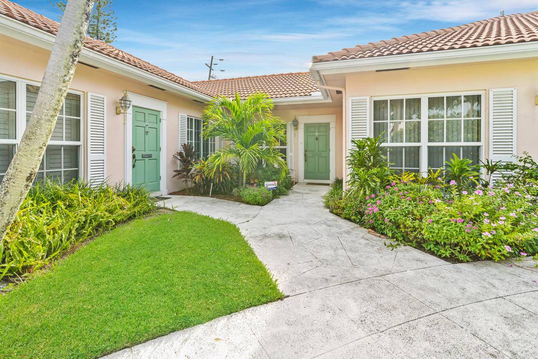 Welcome to this beautifully updated 2 bedroom villa nestled in the heart of East Boca Raton.