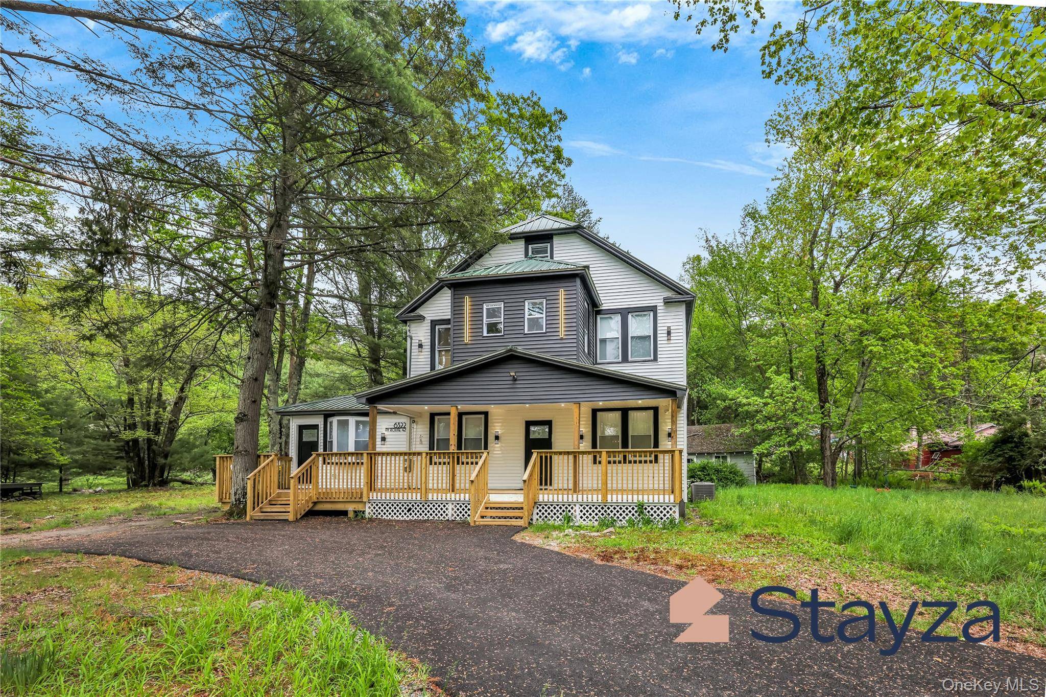 Stunning Luxury Home in Woodbourne !