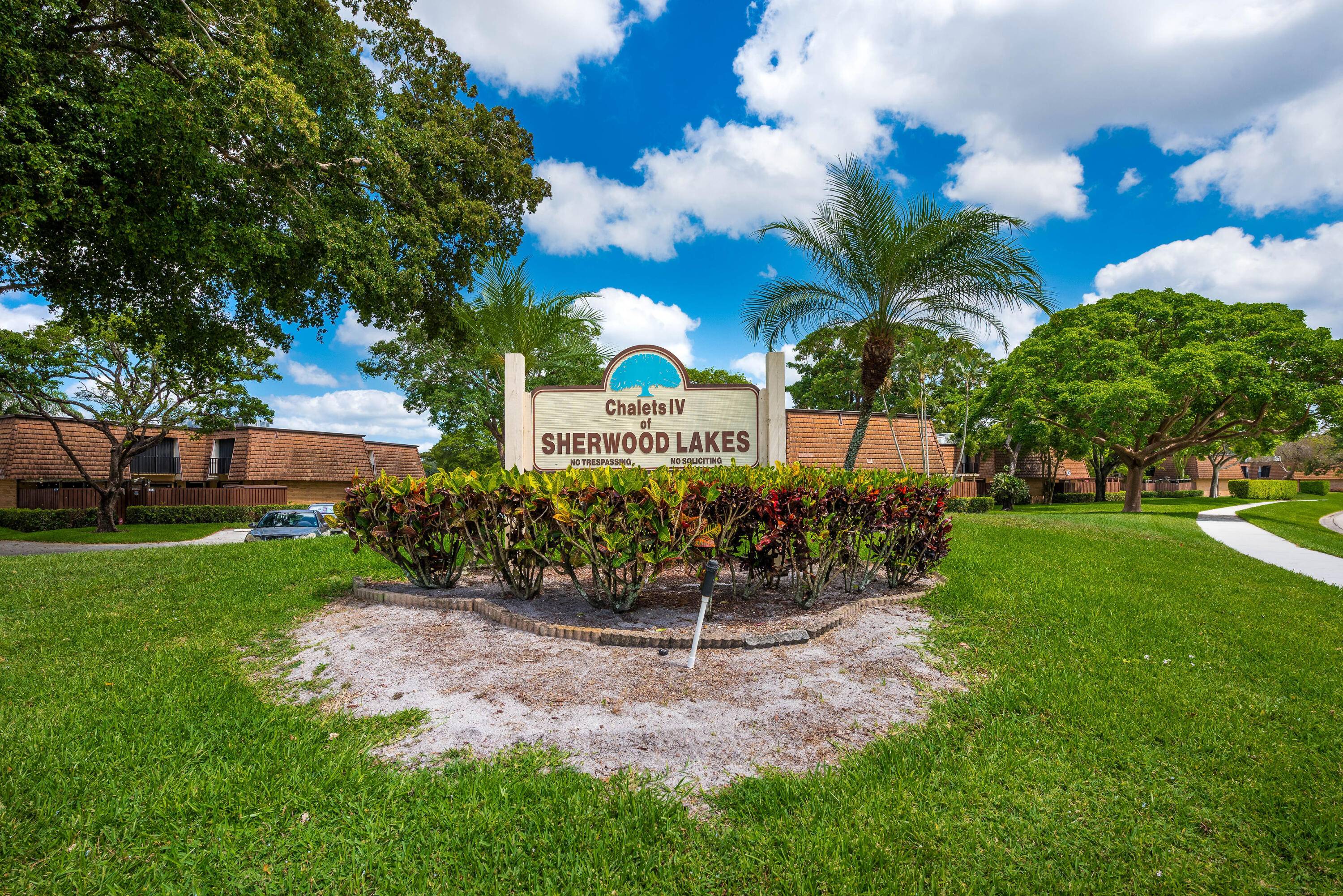 This 3 2. 5 bedroom Townhome, in Sherwood Lakes neighborhood is a blank canvas waiting for you to make it your own.