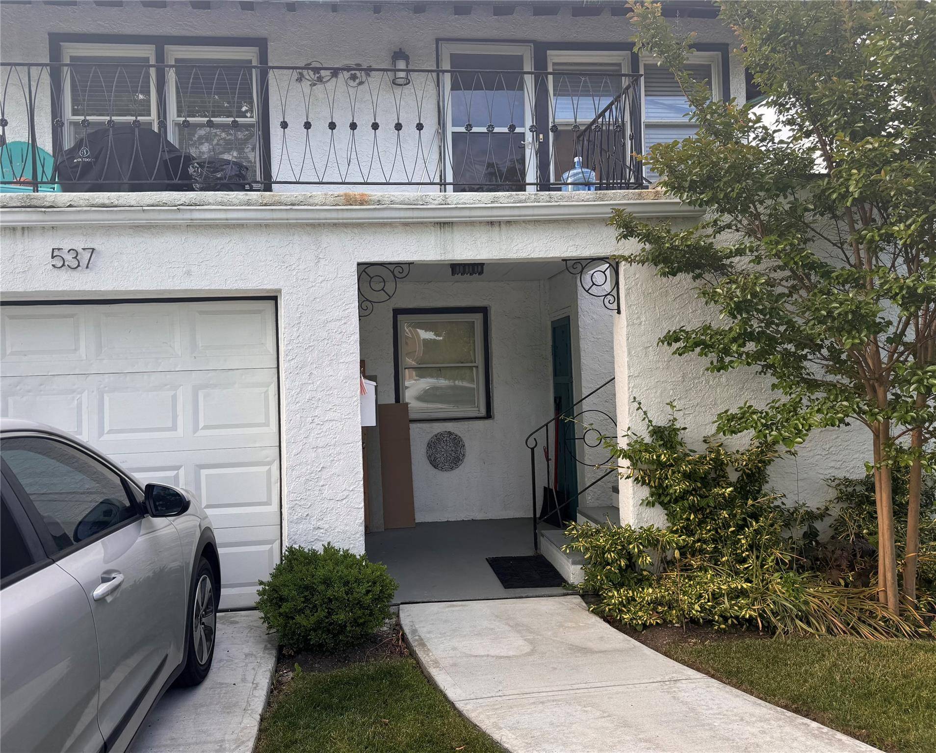 UNIT NOW EMPTY AND READY FOR SHOWINGS !