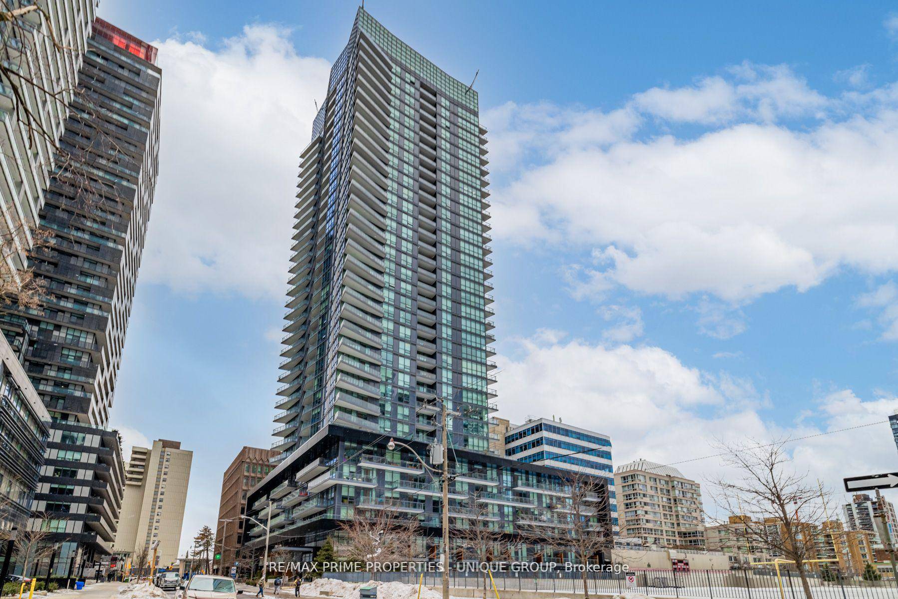 Welcome to highly sought after Minto 30 Roe ; LEED green building adjacent to NTCI field ; 2 bed, 2 bath plus den den is set up as dining area ...