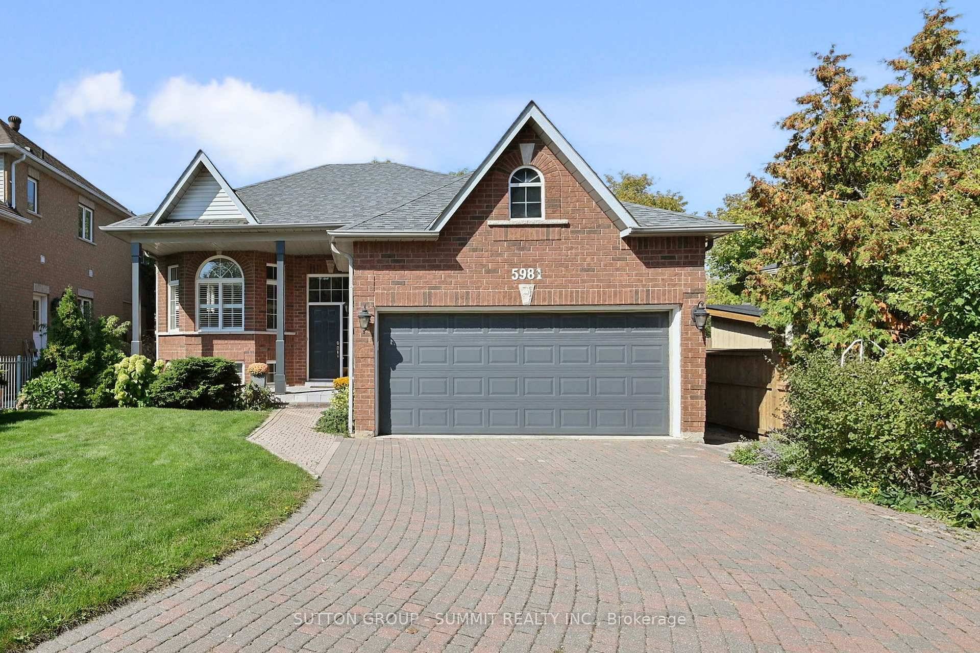 Welcome home ! Situated on a quiet court, this well maintained and updated bungalow offers both curb appeal and a dream park like setting backyard ideal for entertaining.