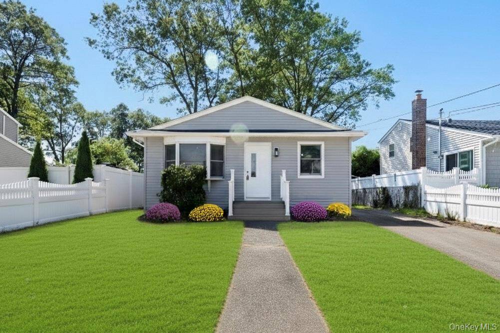 Welcome to your awaiting dream home in the highly desirable West Babylon School District.
