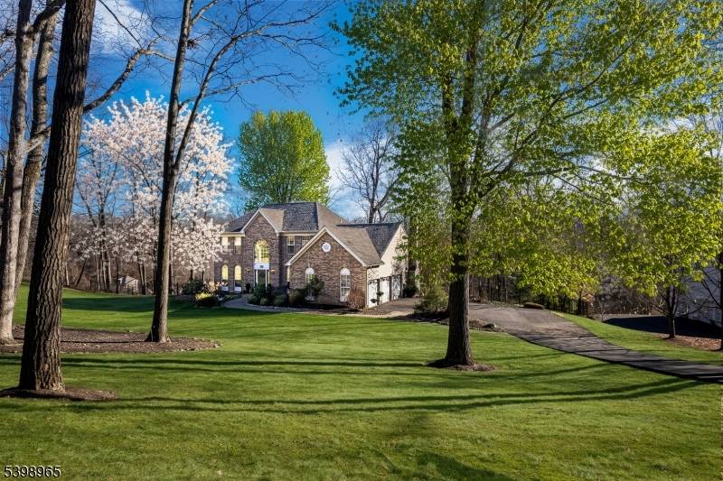 Beautifully Updateded Colonial Set In A Quiet Cul De Sac, Yet Close to Schools Mjr Commuter Routes.