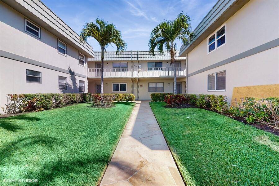 Charming First Floor Condo in Prime Location !