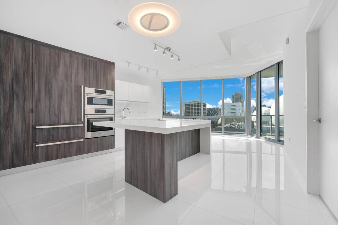 MOVE IN READY ! 1 Bed Convertible DEN 2 full Baths LUXURY UNIT at the most coveted building in Downtown, Paramount Miami World Center.