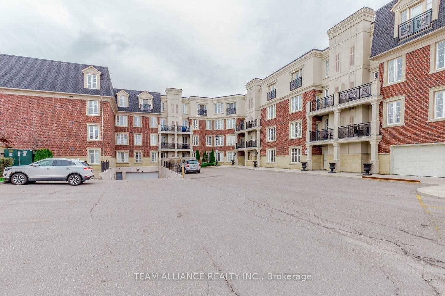 1000 Sqf Penthouse Suite In The Sought After Boutique Style Applewood Terrace Building Conveniently Located On Bloor Transit Line.