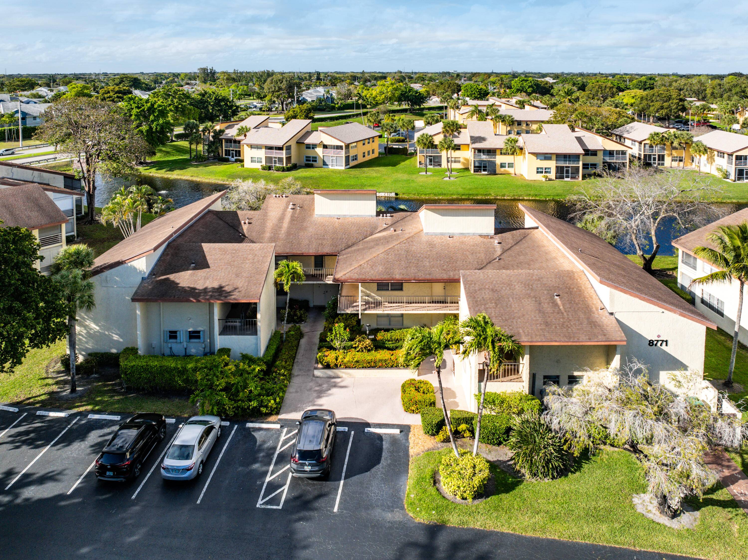 Discover the perfect blend of comfort and tranquility in this beautiful condo !