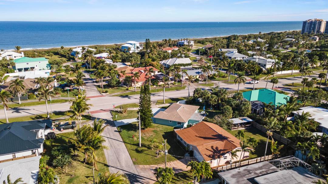 Nestled in the heart of the attractive Surfside subdivision, the Ocean Song House is the perfect home to unwind while listening to the calming waves of the ocean.