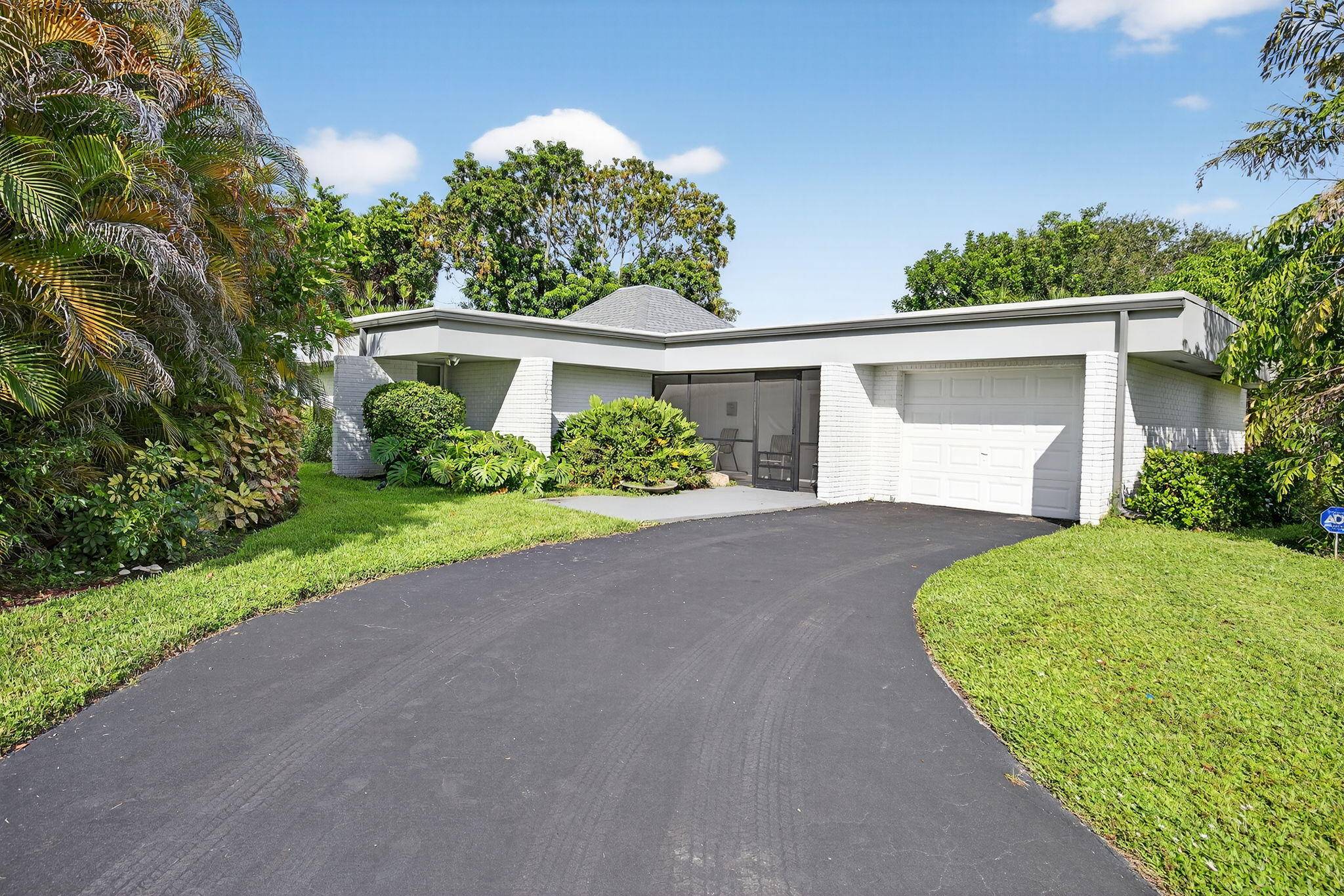 Newly renovated 3 Bed 2 Bath corner lot house in a golf community.