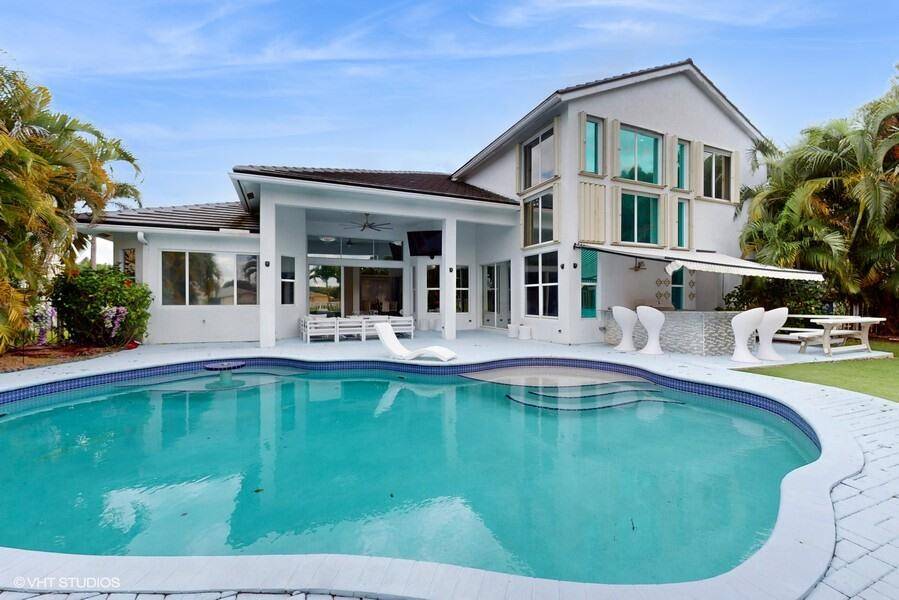 5 min to WEF venue. Welcome to your dream house in The Isles at Wellington, a resort style gated community.