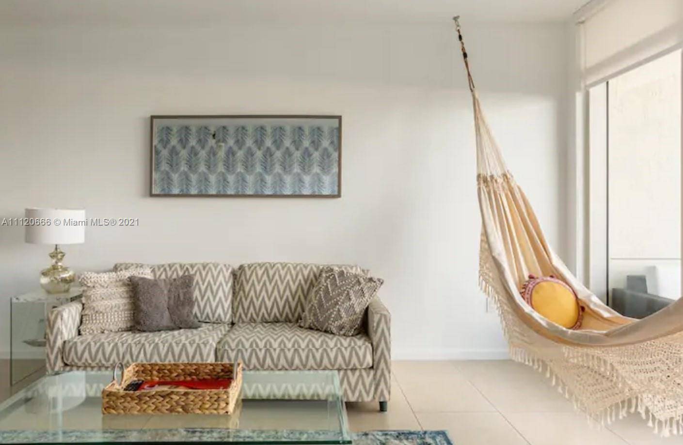 Welcome to Palm Place ! This spacious apartment is in a very central location with many restaurants, bars, shops and entertainment just downstairs and steps away.
