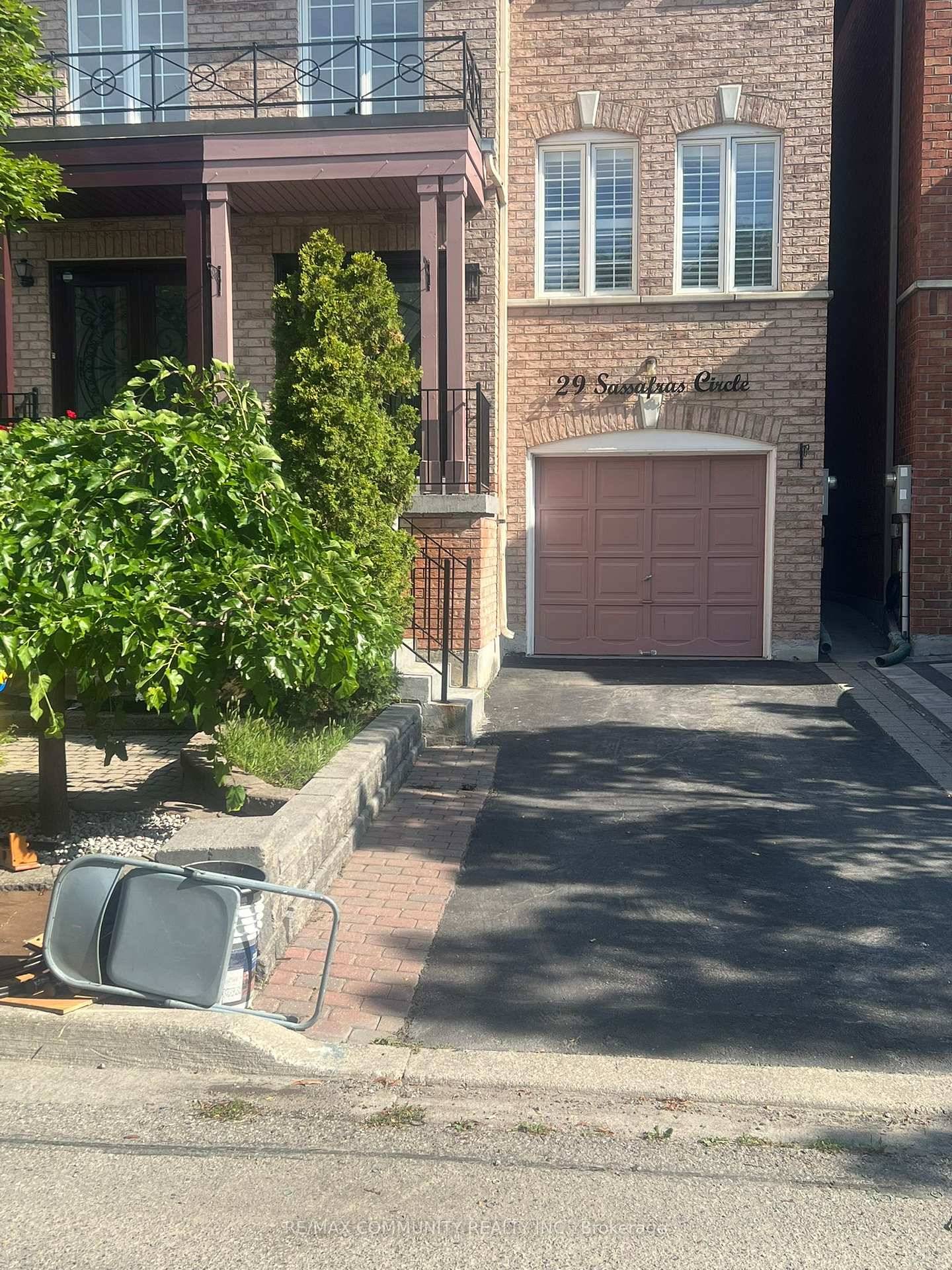 Located In Prestigious Thornhill Woods, 2 Story Semi Detached house, Eat In Kitchen Upgraded W Granite Counters amp ; Backsplash, Hardwood Floors Pot Lights On kitchen amp ; dining, No ...