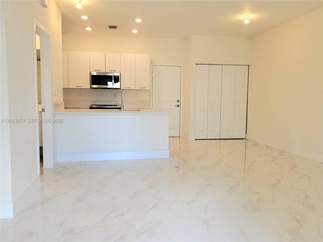 Stunning 2 story townhouse located in one of Miami s fastest growing areas, known for its modern lifestyle, top rated schools, and vibrant atmosphere.