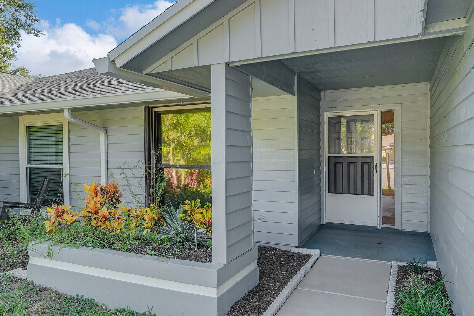 Welcome to your tropical retreat in the heart of Hobe Sound !