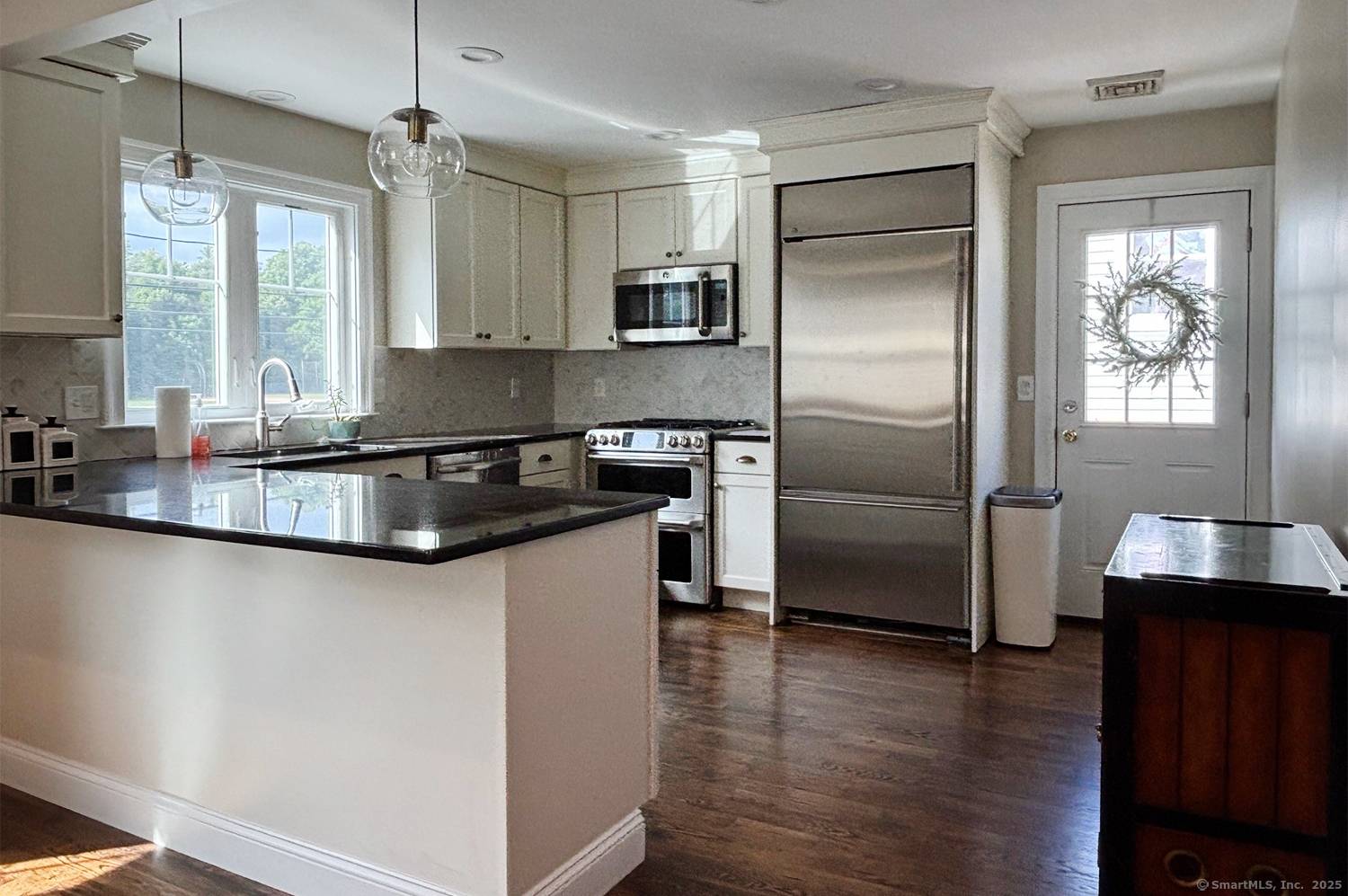 Welcome to this pristine 3B 2B home located in Fairfield nearby to shopping, restaurants and beaches !