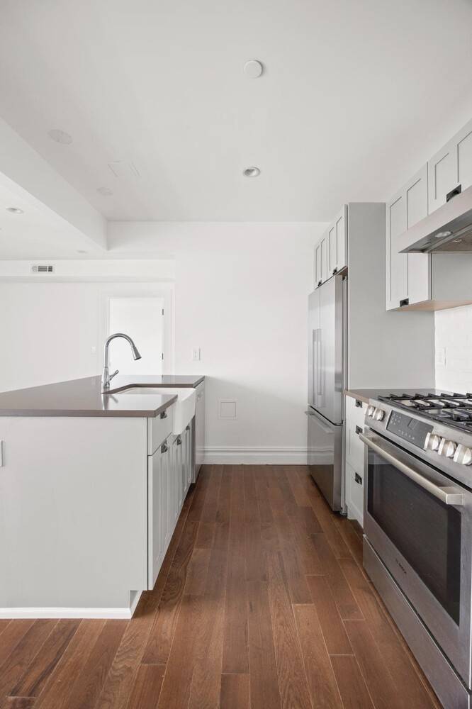 Perched on the top floor of a sleek and timeless boutique condominium elevator building sits this spacious 1 bedroom 1 bathroom penthouse residence.