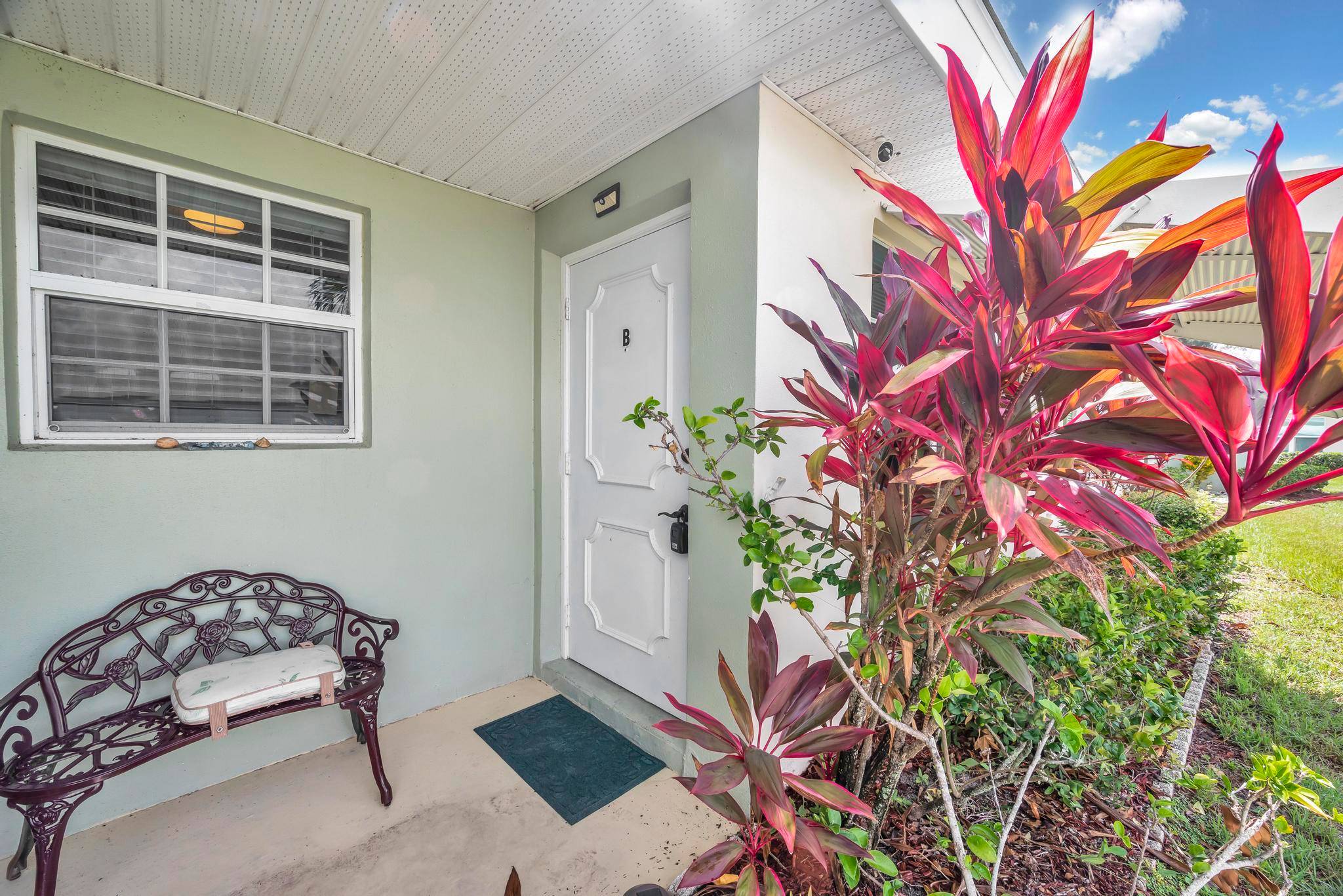 Private, Peaceful Updated Big ''B'' Section 1 Condo !