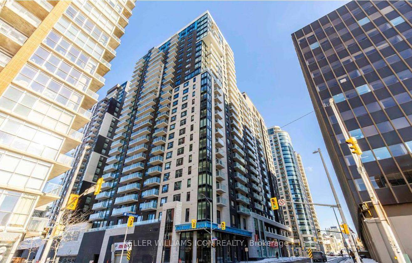 Walking distance to OU, Rideau Center and Ottawa's historic ByWard Market.
