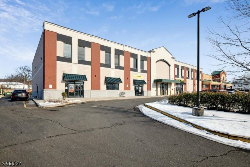 UNBELIEVABLE 6000 SF OFFICE SPACE ON SECOND FLOOR IN THIS HIGH VISIBILITY CENTRALLY LOCATED CENTER EFINGERS PLAZA.