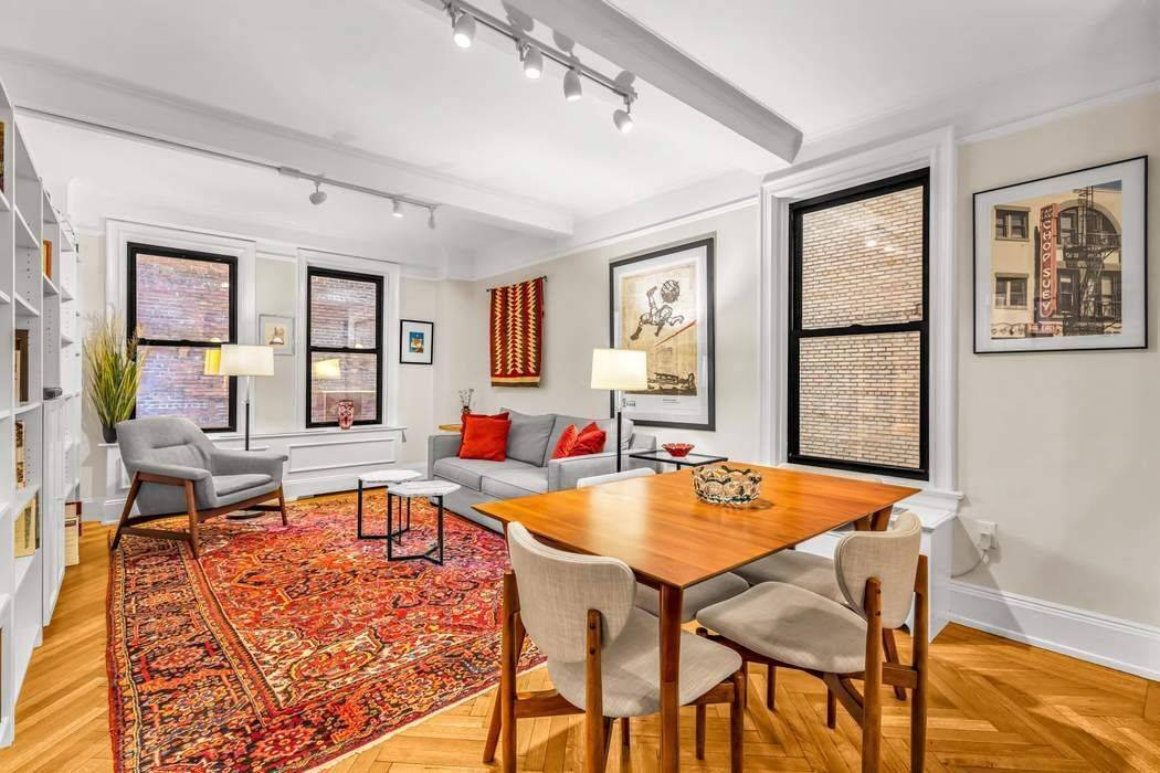 This stunning One Bedroom, One Bathroom full service, Prewar Cooperative is located in the heart of Carnegie Hill, one of Manhattan s most desirable neighborhoods on the Upper East Side.
