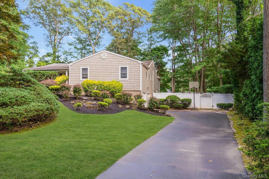 This is a lovely home in a great location in Village on the Hill in Dix Hills.