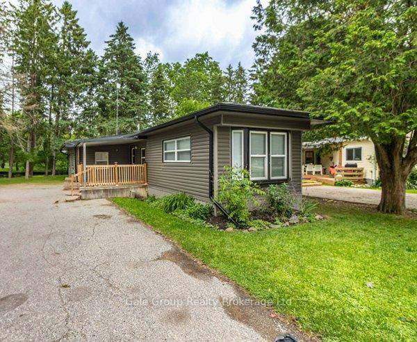 Welcome to Maple Lake ! This charming and easy to maintain home is located in a quiet and friendly park, offering a serene lifestyle with minimal upkeep.