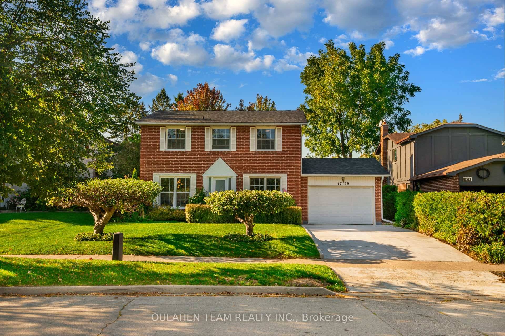 Bright and spacious 4 bedroom home in the heart of Mississauga.