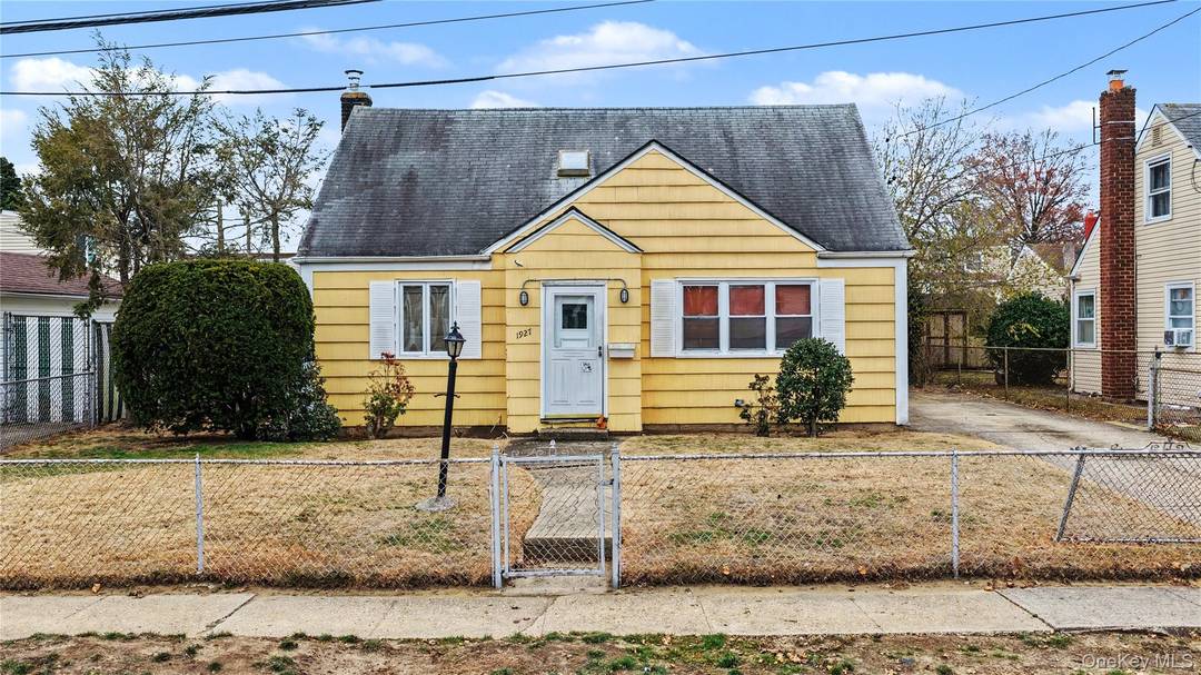 Welcome to an amazing opportunity in the heart of Valley Stream.