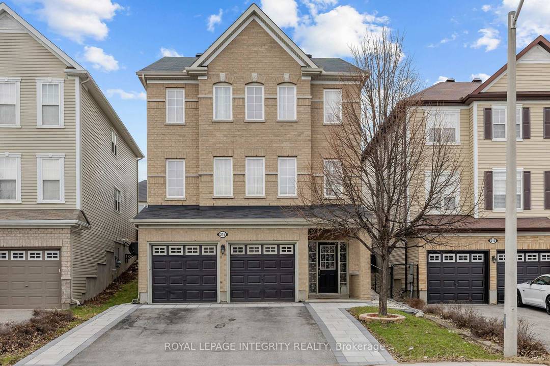 Discover Sophisticated Living in the Heart of Kanata Lakes !