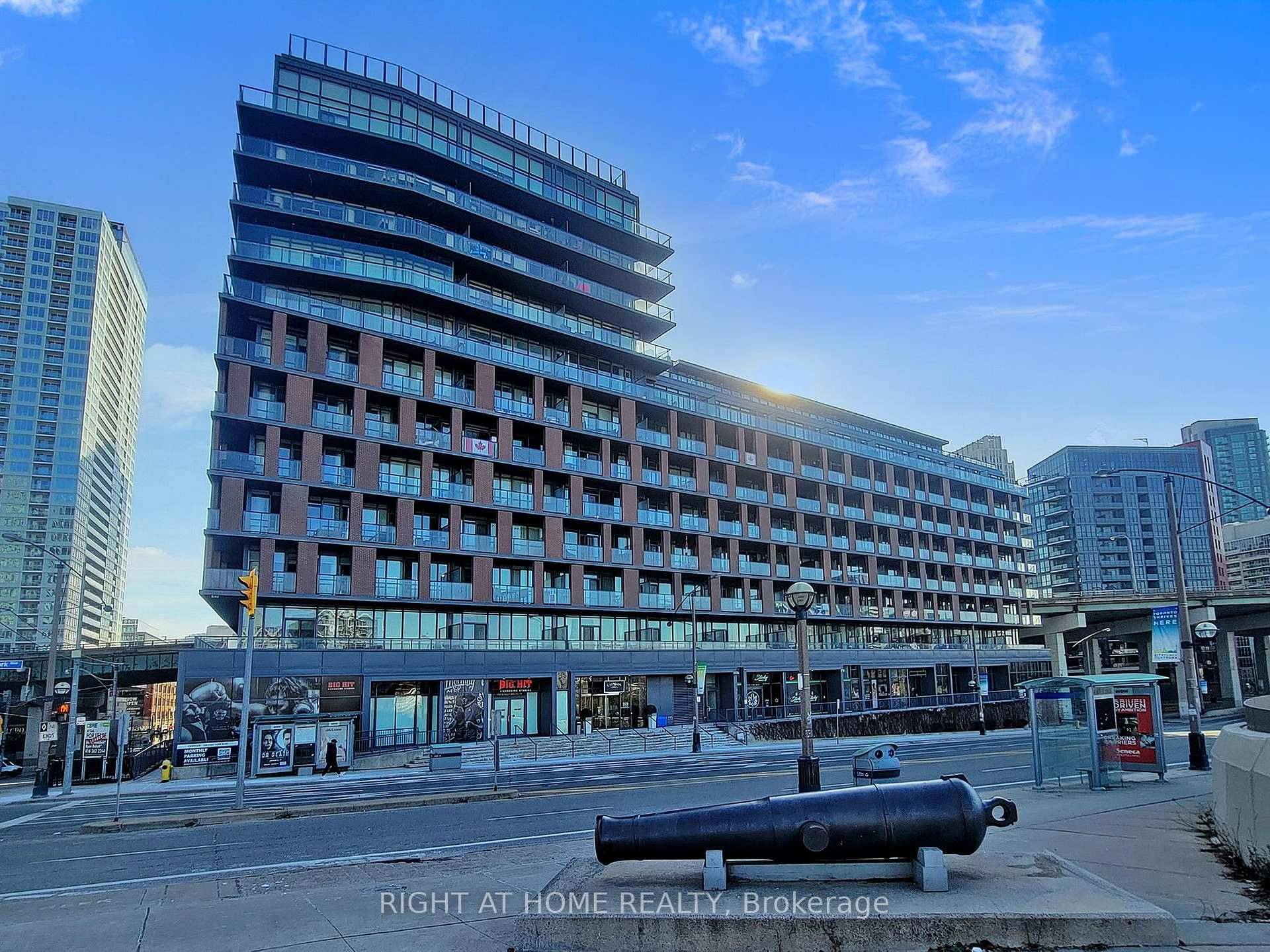 Welcome to urban luxury in the sought after community of Fort York.
