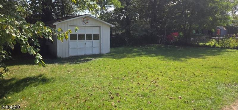 Welcome to this spacious 5 bedroom home, a true hidden gem !