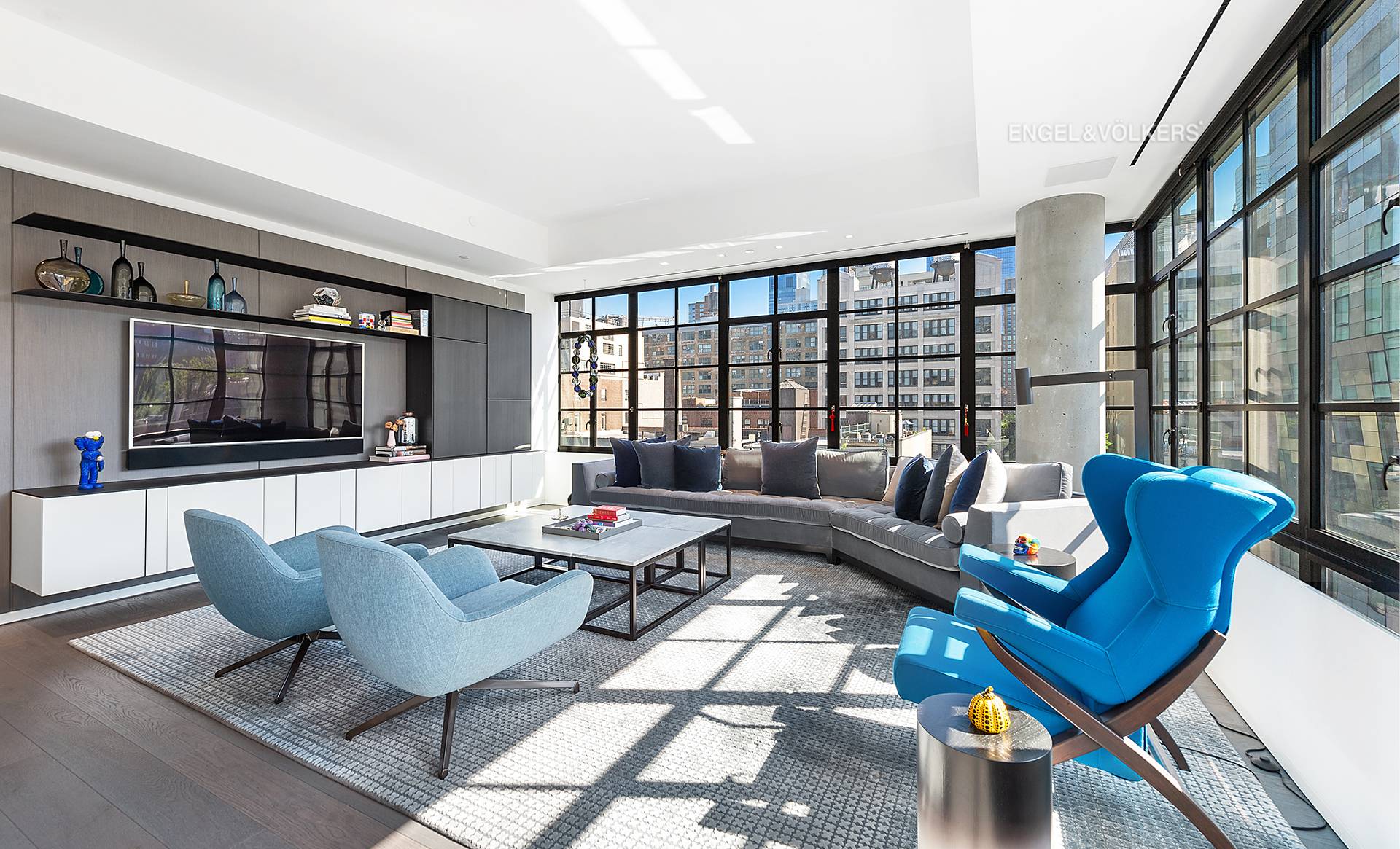 Manhattan Chelsea Gallery District STUNNING DESIGNER LUXURY LOFT ONE OF A KIND Overlooking the High Line park with dramatic views of the Hudson Yards skyline this MINT Renovated 3 Bedroom ...