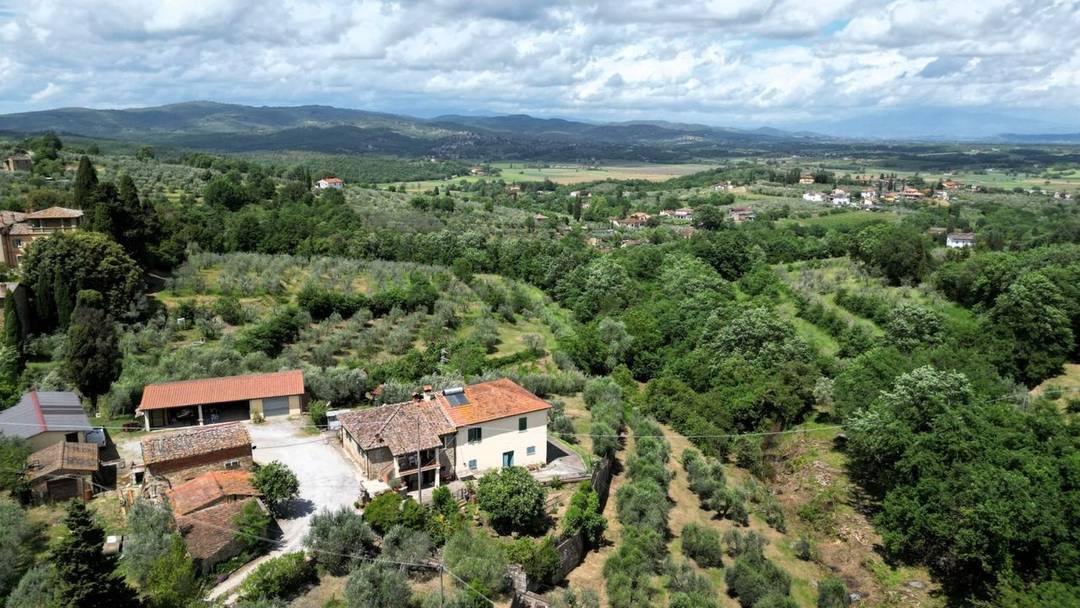 Charming estate featuring a  farmhouse, agricultural outbuildings, a vineyard, an olive grove and 1.6 hectares of land in Monte San Savino.