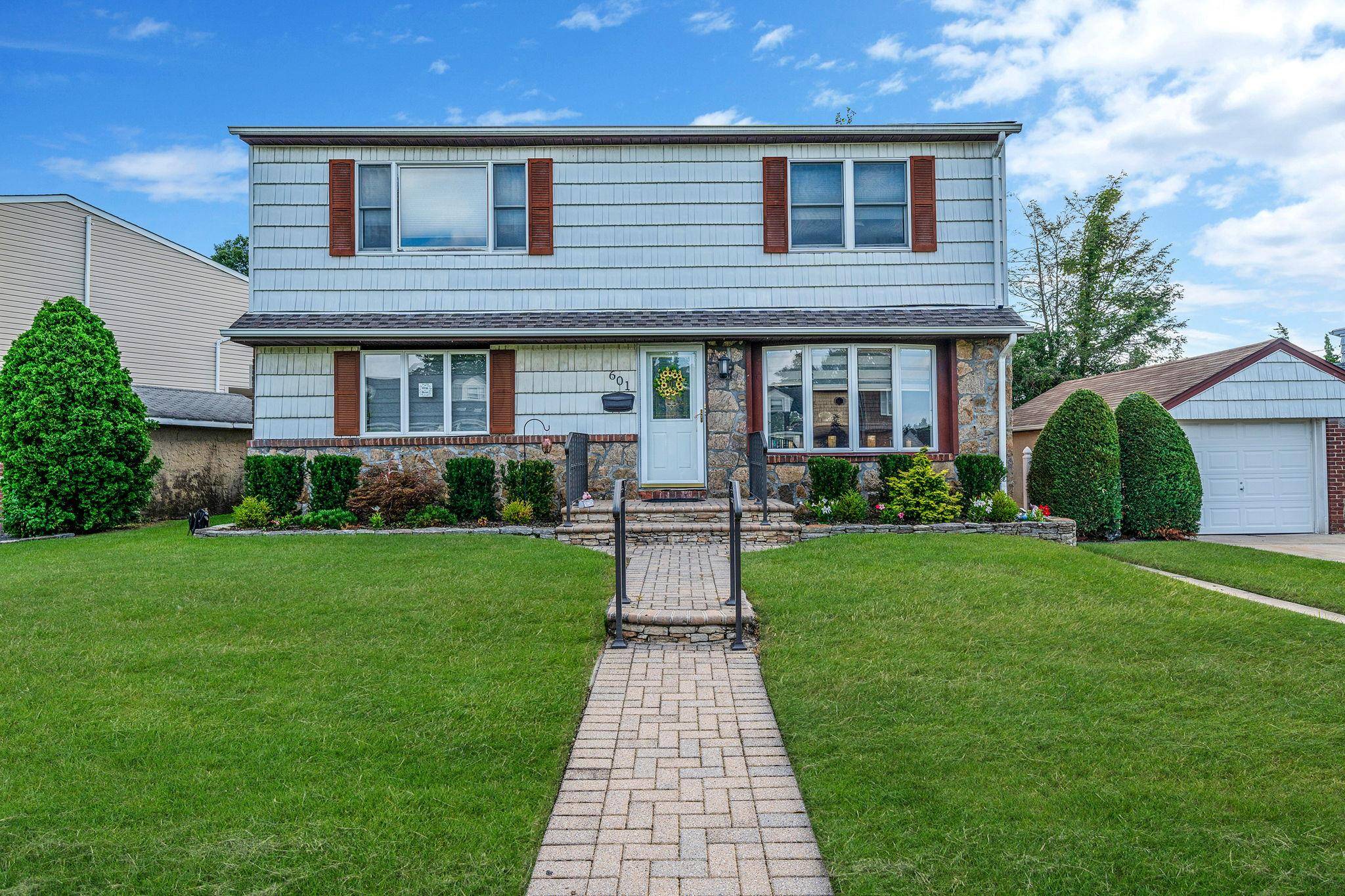 Spacious legal Mother Daughter home in the heart of Franklin Square !