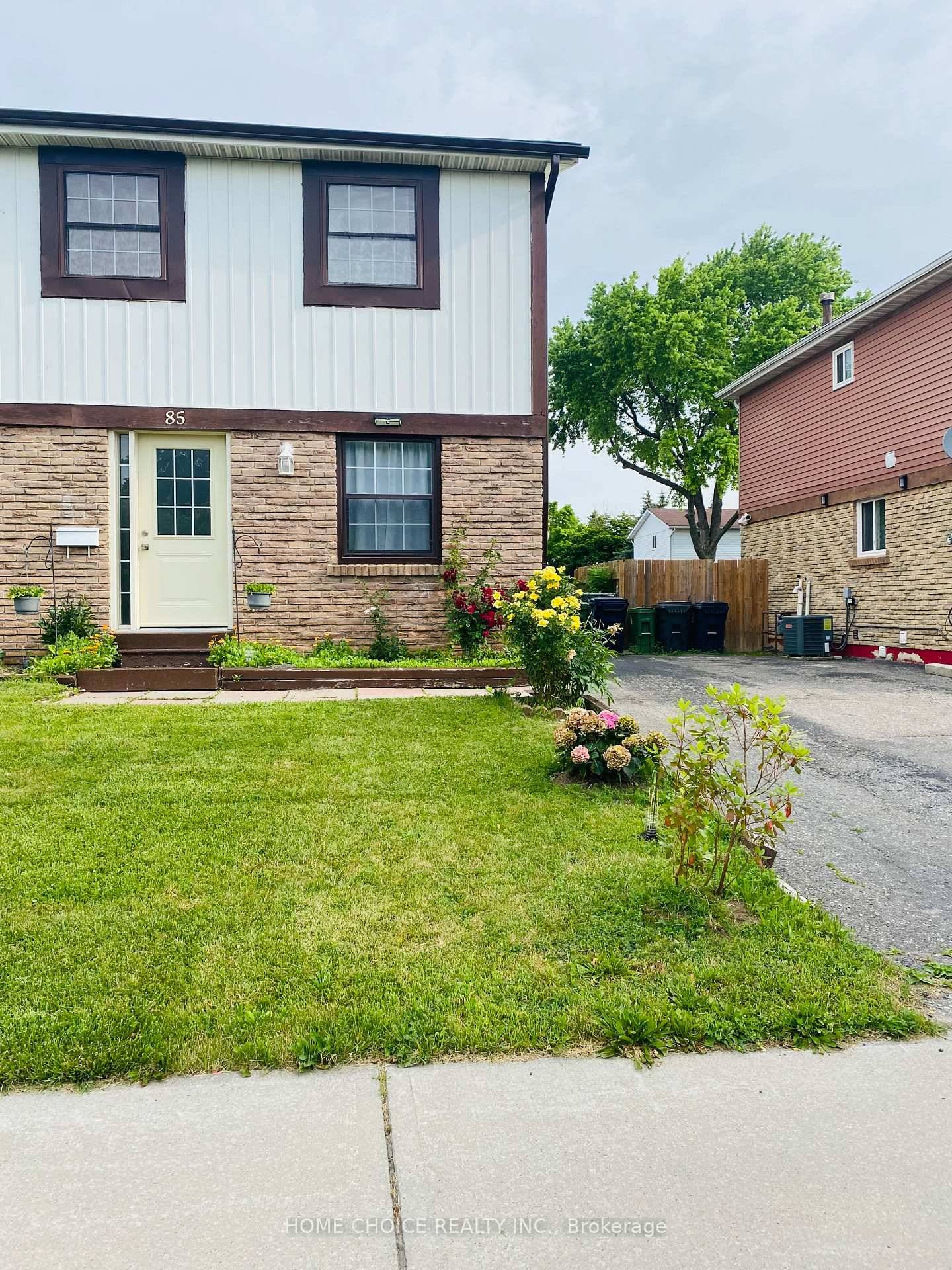 Welcome to this Immaculate Well Maintained 3Bedrooms Semi detached Home !