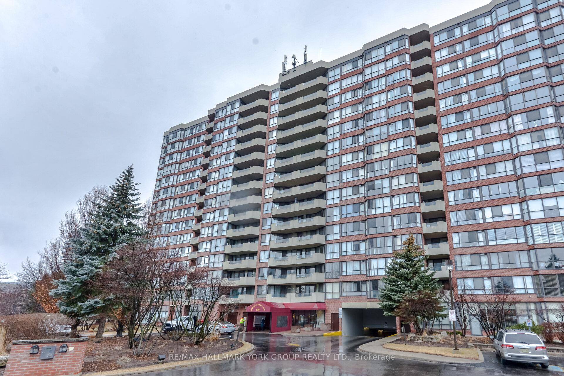 Wow Rarely offered Corner Unit, 1289sq ft, 2 Parking Spaces and Locker !